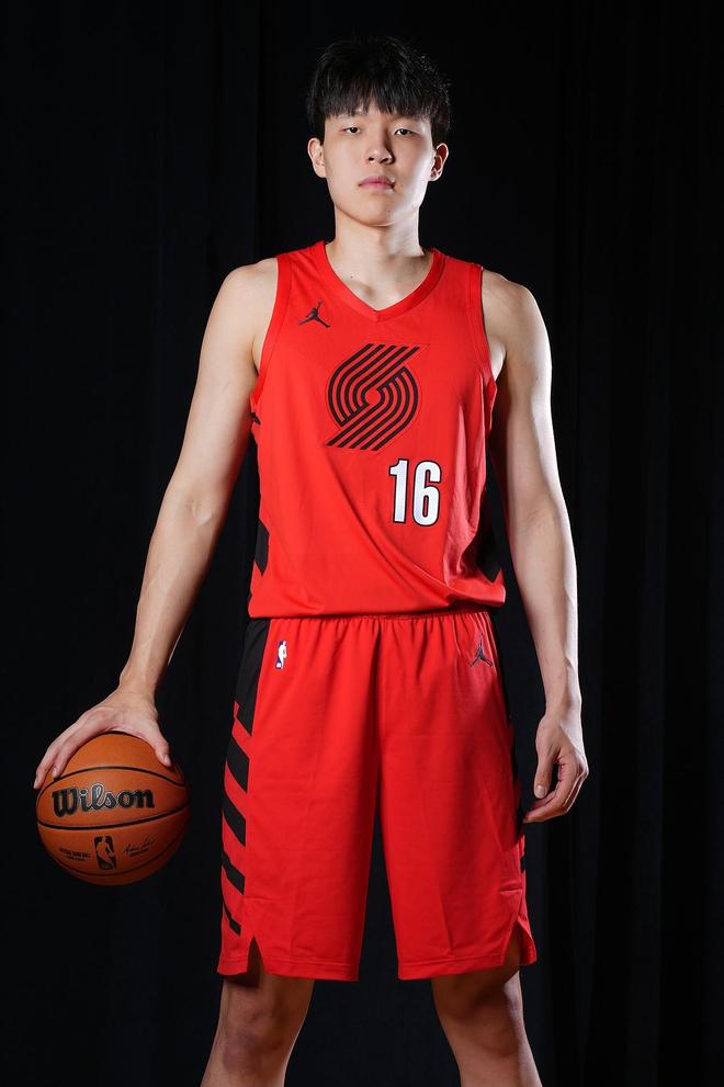 好博体育-开拓者官推发布杨瀚森登机照：波特兰在等你(杨瀚森NBA首秀对手波特兰开拓者队)