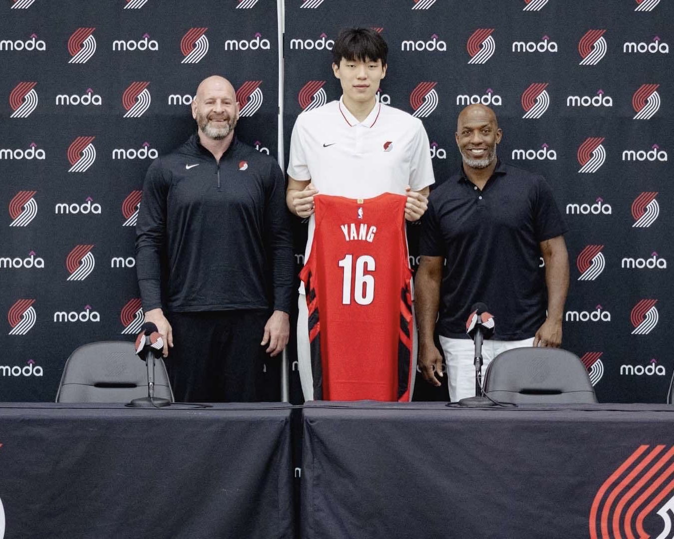 好博体育-开拓者官推发布杨瀚森登机照：波特兰在等你(杨瀚森NBA首秀对手波特兰开拓者队)