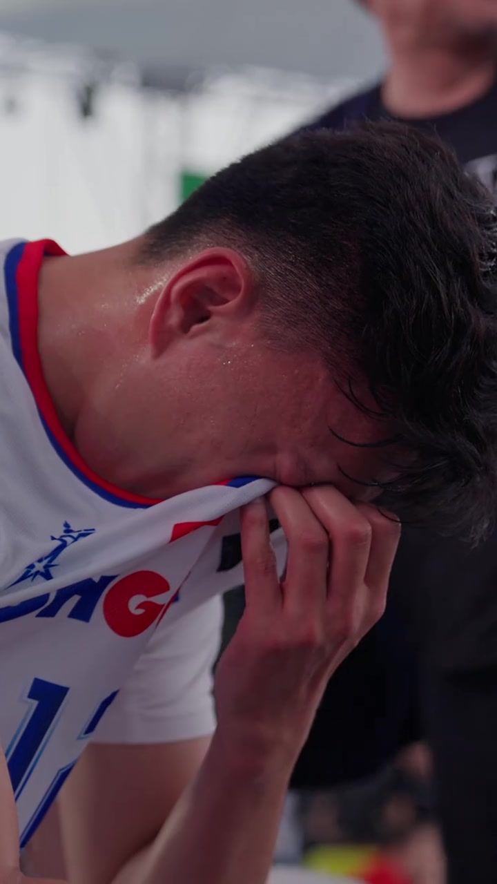 好博体育-FIBA分享三篮世界杯瞬间：梦碎主场，他的泪水中夹杂着复杂情绪(足球世界杯的奖杯)